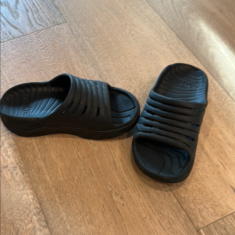 HOKA Black Recovery Slide